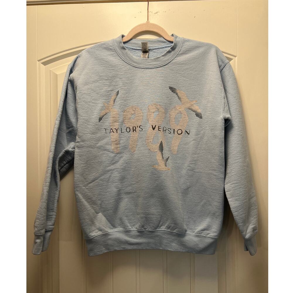 Gildan Taylor’s Version 1989 Women’s Long Sleeve Pullover Sweatshirt Size S Blue